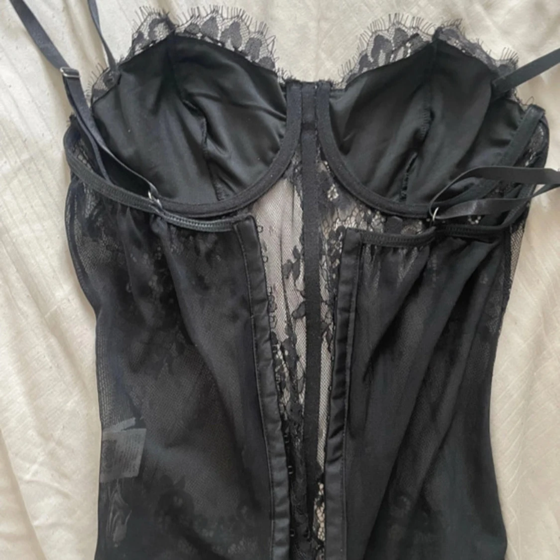 Svart spetsig korsett med tunna axelband - 1