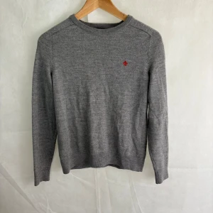 Morris pullover  - Fint skick! Krympt i tvätten så sitter som XS Modellen är 185 