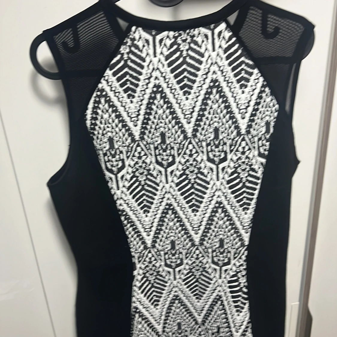 Svartvit mönstrad kort klänning Divided - 3