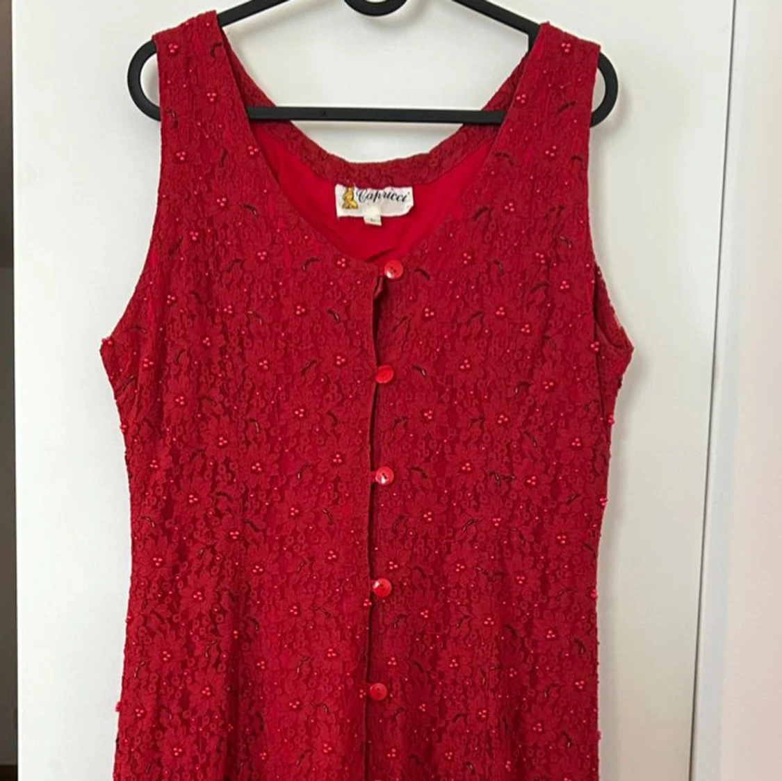 Röd spetsklänning från Capricci - 3