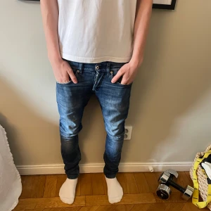 Dondup jeans  - Säljer ett par blå jeans från dondup i modellen George. Storlek 30 men passar även folk som har storlek 29 Jenssen är ungefär 91 cm långa skriv vid fler funderingar !