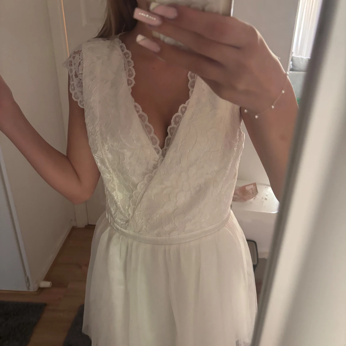 Vit spetsklänning från Moments New York 