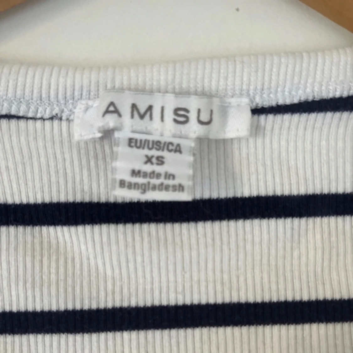 Randig ribbad t-shirt från Amisu - 1