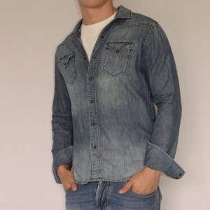 Replay jeansskjorta  - REPLAY JEANSSKJORTA  Storlek : M  Passform : Normal  Användning : Skjortan är i väldigt fint skick utan defekter  Nypris : Cirka 1200SEK  Modellen på bilden är 182CM och väger 80KG