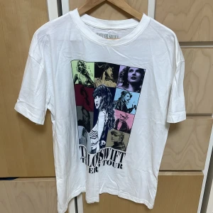 Taylor Swift Eras Tour t-shirt vit - Använt cirka en gång som ny!