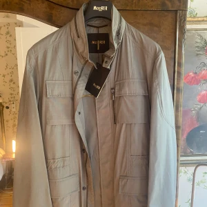 Moorer fieldjacket  - Helt ny Moorer fieldjacket med allt OG kvar. Perfekt nu till sommaren. Endast testad inomhus. Pris från butik ligger på 18000kr i och med den exklusiva blandningen av lammull(51%) och silke(49%). Storlek 48 passar M. 