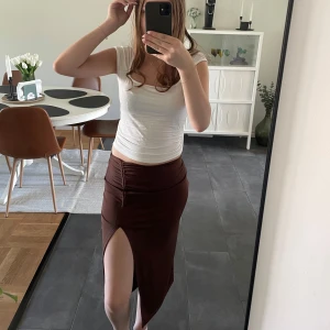 Brun kjol med slit - Brun kjol midi kjol med slit och lite detaljer över, endast testad och jätte fint skick. 💕