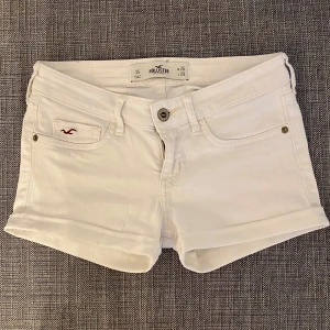 Lågmidjade jeansshorts - Vita Jeansshorts från hollister, dom är ganska små i storleken så jag skulle säga 25.