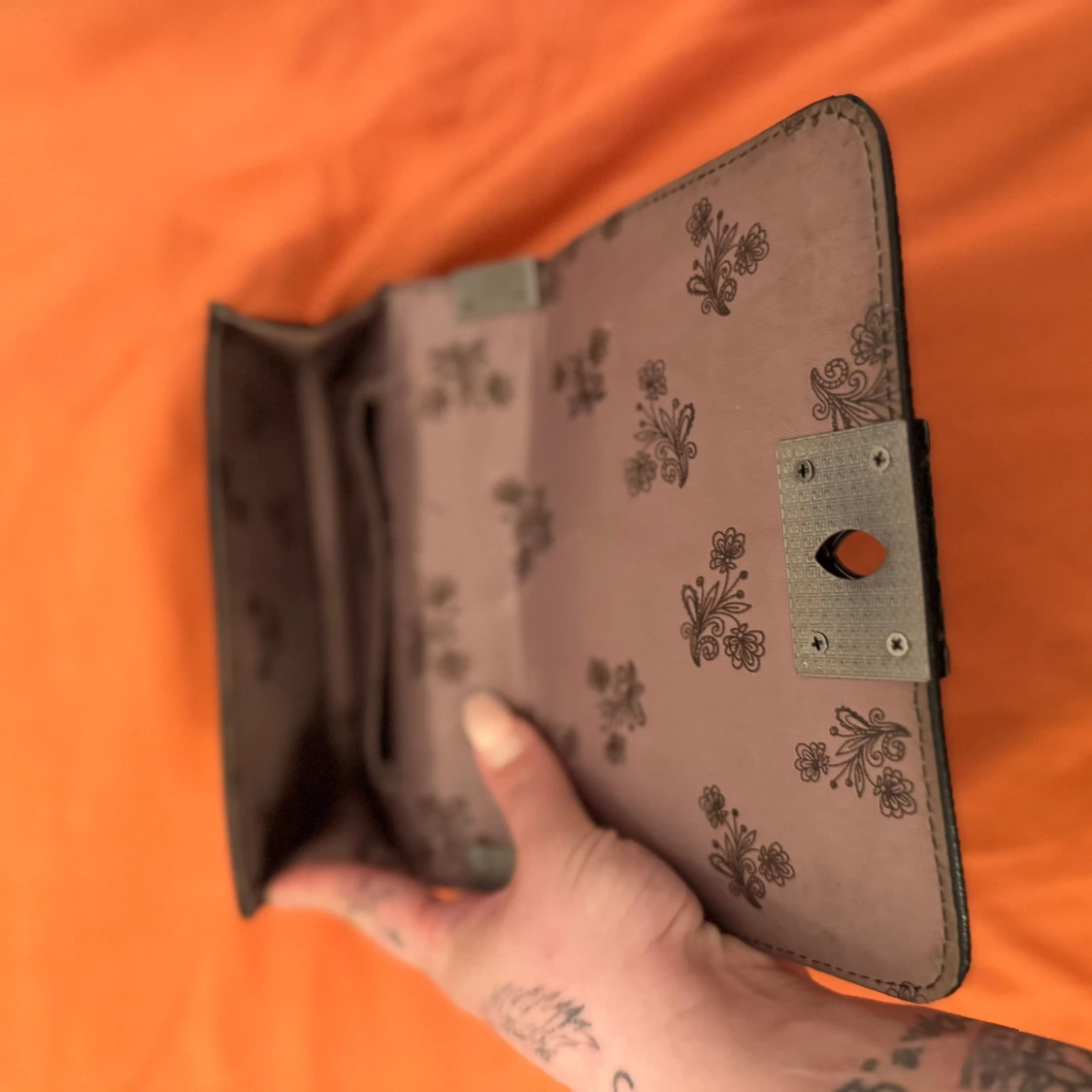 Svart quiltad axelväska med silverdetalj - 2