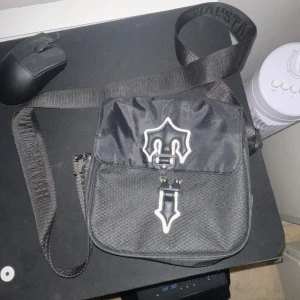 Trapstar väska - 2 Trapstar väskor, blå/svart, möts i sthlm
