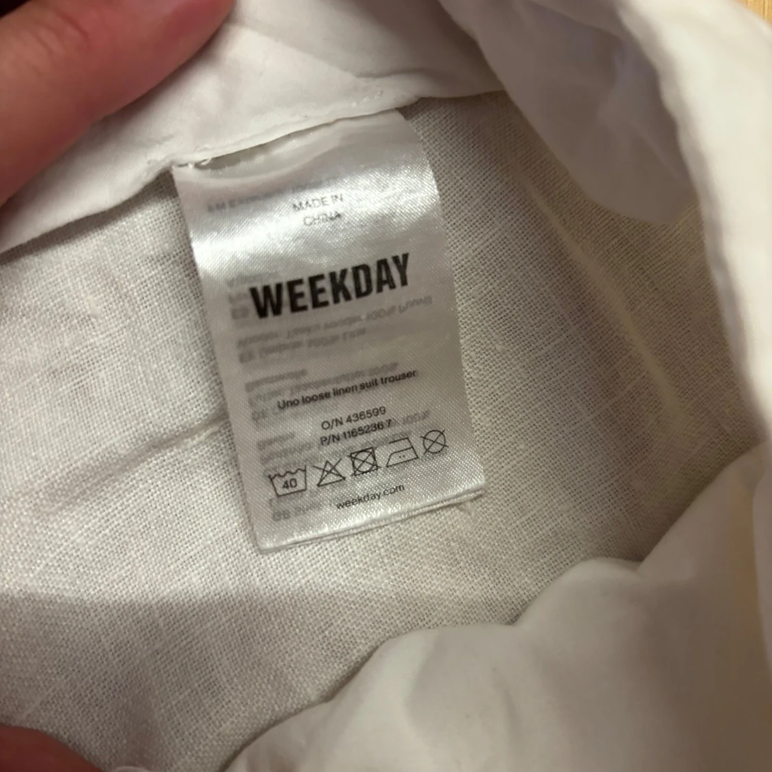 Vita linnebyxor från Weekday, wide fit storlek:46 - 2