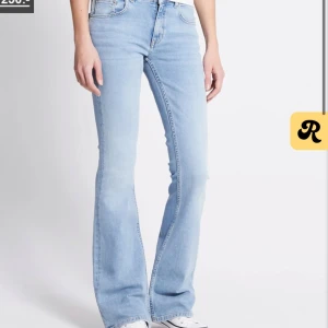 Ljusblå bootcut jeans - Snygga ljusblå jeans med bootcut-modell och klassisk femficksdesign. Skriv pm för fler bilder! 