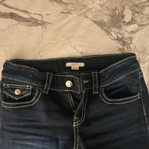Lågmidjade bootcut jeans  - Mörkblåa bootcut jeans från Gina Tricot. Dom är i storlek 158 och är lite ljusare ner på knäna 🤍dom är väldigt sköna och sitter bra! Har använt dom fåtal gånger så dom är i mycket bra skick. Jeansen är slutsålda på hemsidan så jag säljer dom här. Skriv privat vid fler bilder och priset går absolut att diskuteras 💋