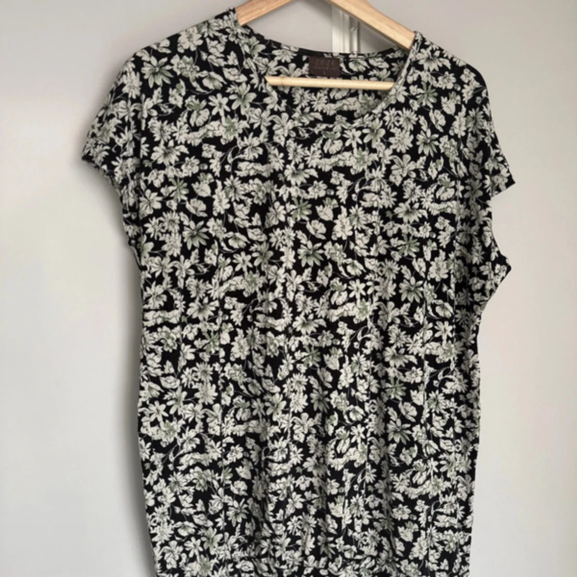 Blommig topp från Zeze Nordic