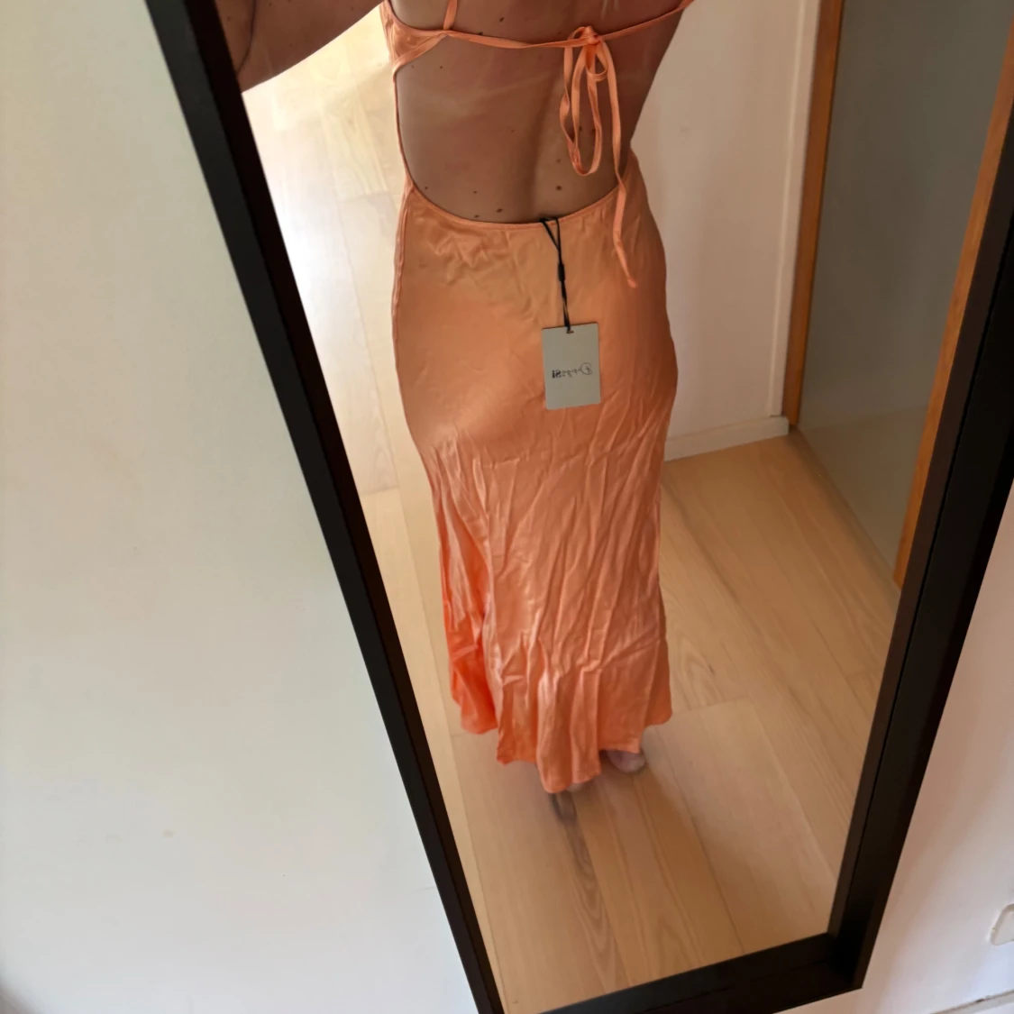 Persikofärgad långklänning med öppen rygg - 1