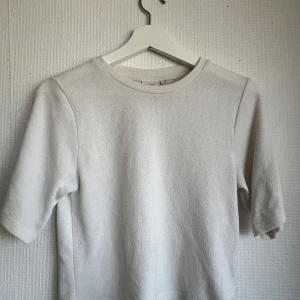 Vit kortärmad tröja från Nelly - Vit kortärmad tröja från Nelly. Är använd. Den är XXS men passar även för XS.