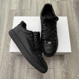 Balenciaga Arena - Säljer mina Balenciaga arenas.                         Riktigt bra skick!