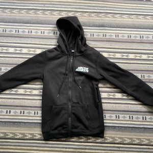 “Arctic Monkeys” hoodie (inte officiell merch) Med dragkedja - Köpt på Amazon. Oanvänd. Tvättbar. 95% polyester 5% spandex. Orginalpris: 250kr.