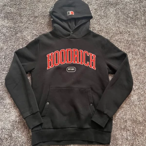  Hoodrich - Säljer min gamla hoodrich kofta, är i mycket bra skick, har förvarats bra, säljer vid låg pris, kontakta före köp
