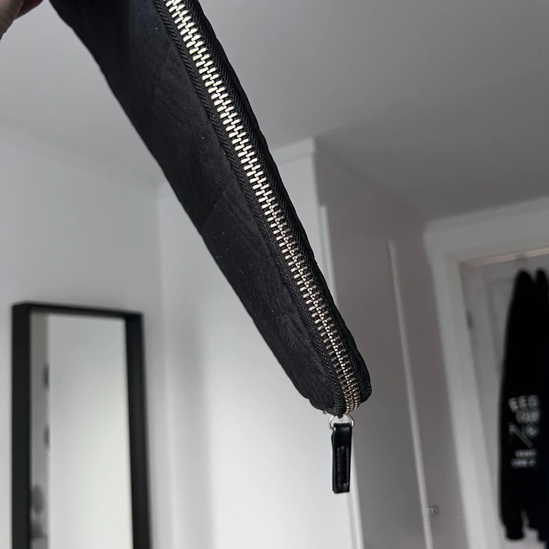 Svart quiltad datorväska med dragkedja - 1