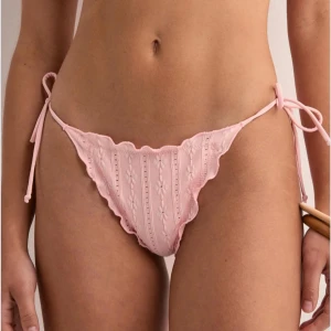 Bikinitrosa - Säljer denna helt oanvända bikini underdelen från Nelly! Den är supergullig med broderat mönster och knytning på sidorna. Den är i storlek Xs och jag skulle säga att den är ganska liten i storleken. Det är bara att skriva ifall man har några fler frågor ☺️