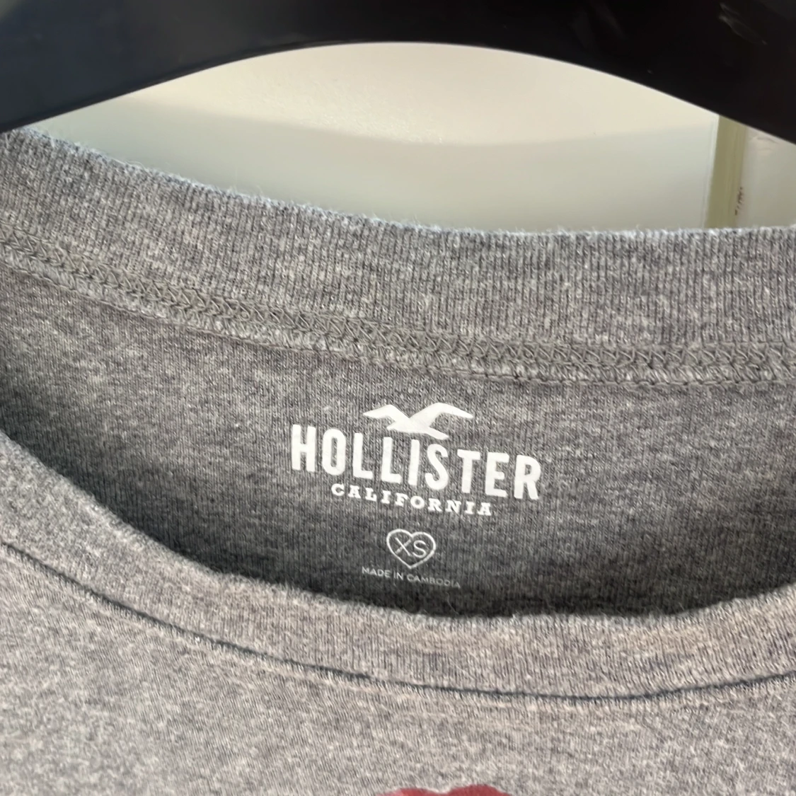 Grå croppad topp med ros från Hollister - 2