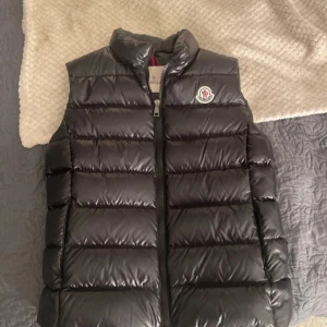 Svart dunväst från Moncler - Monclersväst köpt från moncler hemsida och säljer för den 4500, är som helt ny har används 2 gånger. Kvitto finns på mail🌺