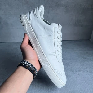 Valentino flycrews  - Skick 9/10 en nit saknas | endast skorna ingår | storlek 45 passar större | skriv vid frågor☺️