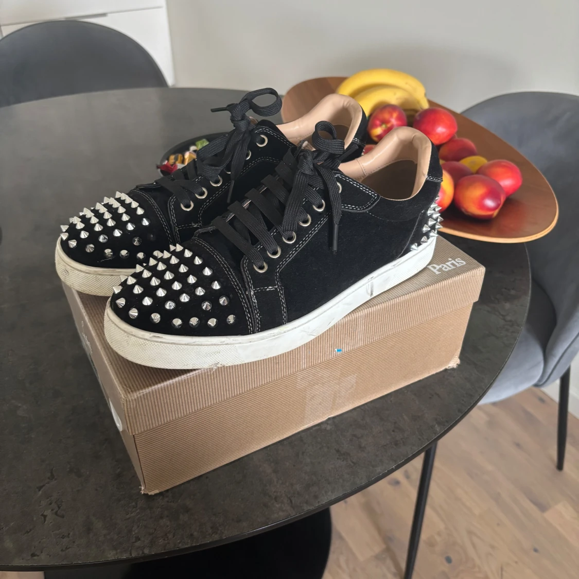 Svarta Louboutin sneakers med nitar