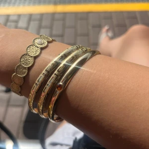 Guldiga bangles - Säljer dessa 6 trendiga bangles (5 täckta i färglada stenar och 1 mjukt mönstrad.) Dessa är perfekta för sommaren. 120kr styck! Köp 3 och får dem för endast 320🔥🔥(Ingraveringar ingår vid köp av minst 2 atmband💕)