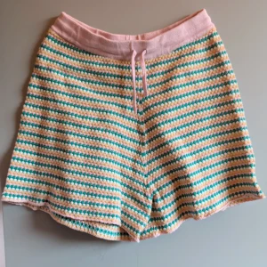 Randiga pastelliga stickade shorts - Jättefina somriga shorts. Matchande linne finns i min profil 