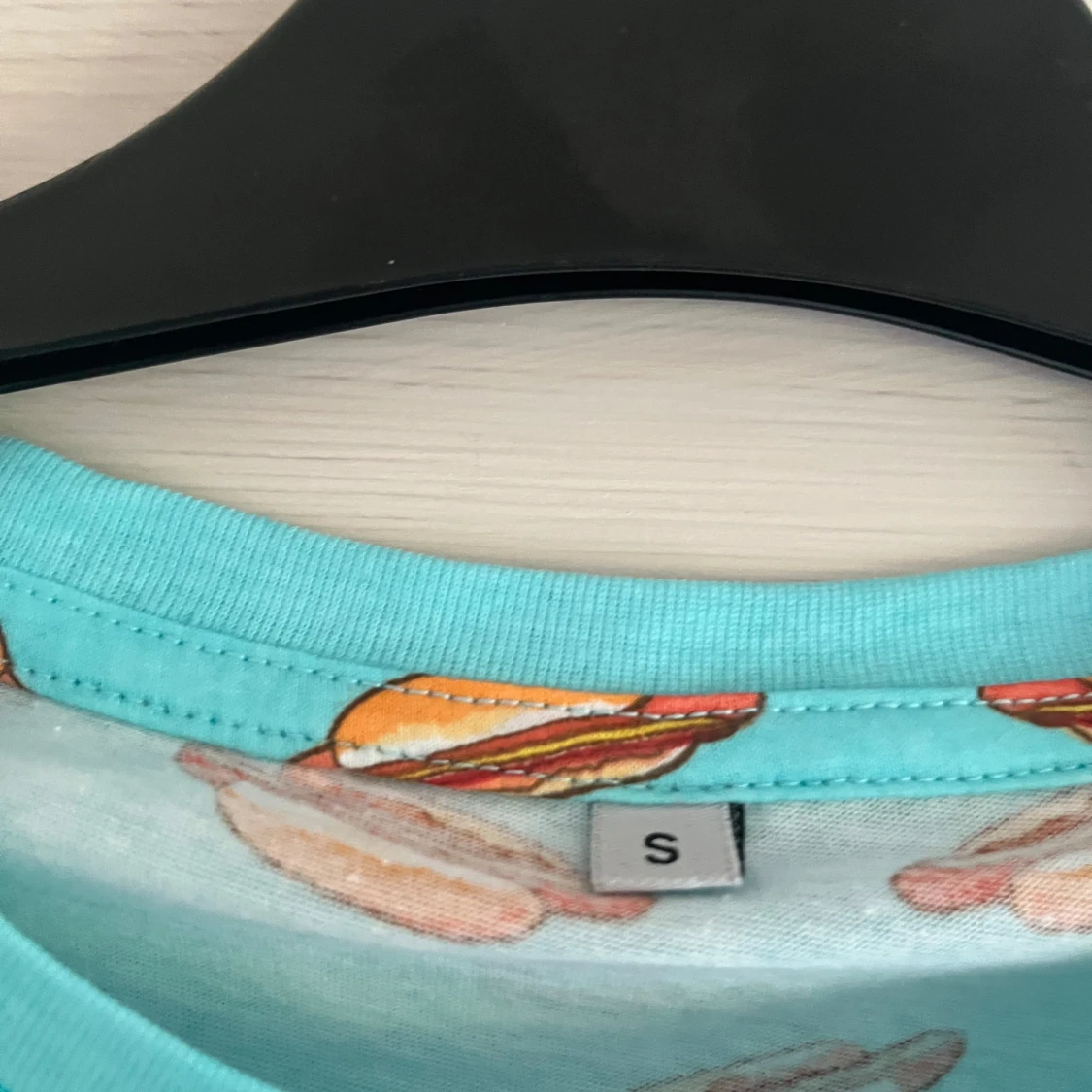 Turkos t-shirt från biltema med hotdog-mönster - 2