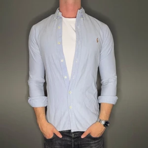 Ralph lauren skjorta - Hej säljer nu min fina Ralph lauren skjorta i storlek S. Den är i nyskick och kommer vara otroligt snygg på sommaren. Nypris cirka 1600kr! Vi kommer att sälja liknande produkter nu i sommar så glöm inte följa profilen!🌊🍾