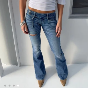 Blå bootcut jeans med låg midja - Säljer då dom inte kommer till användning, använda men inget som syns🫶🏻 OBS!! Har sprättat upp längst ner på jeansen då som va snäppet för korta för mig men man kan sy upp igen om man vill utan problem!