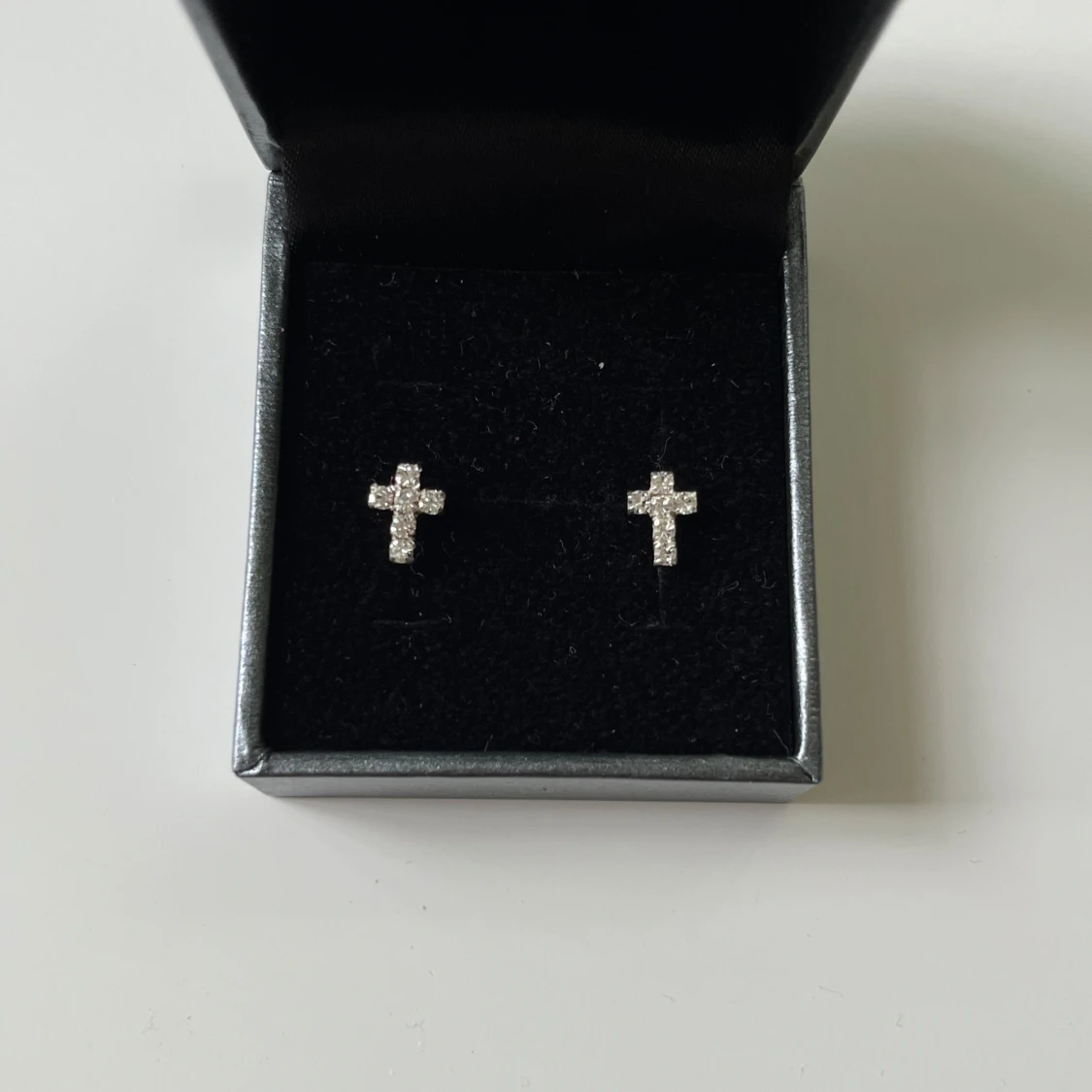 Glittriga korsörhängen i silver - 3