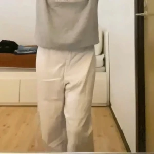 Vita linnebyxor med snörning - Säljer ett par vita linnebyxor med hög midja och rak, vid passform. Byxorna har en clean look utan synliga fickor och är perfekta för en chill och stilren vibe. Lätta och luftiga, passar grymt till sommaren. Byxorna passar storlek XS och S 💗💗