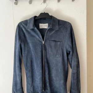 Blå mockajacka/ overshirt från Our Legacy - Snygg blå mockajacka/ overshirt från Our Legacy. Någon liten fläck men eftersom den är i mocka är det knappt märkbart. Skriv gärna i PM ifall du har några frågor eller vill diskutera pris!
