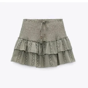 Slutsåld Zara Grön volangkjol med broderade detaljer - Säljer en till grön Zara kjol som har inbyggda shorts😊 pris kan diskuteras 