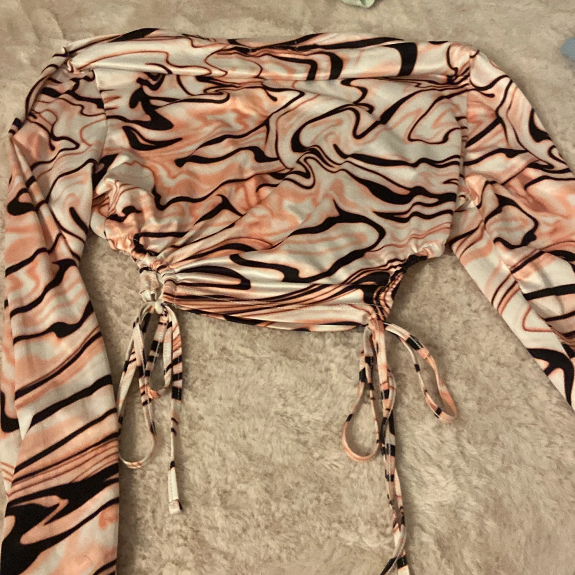 Swirlmönstrad croppad topp med snörning - 1