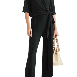 Grön omlott jumpsuit med knytband - Äppelgrön jumpsuit Malene Birger zhou strl S Ingen anmärkning  Fint fall polyester/elastan obs den jag säljer är grön