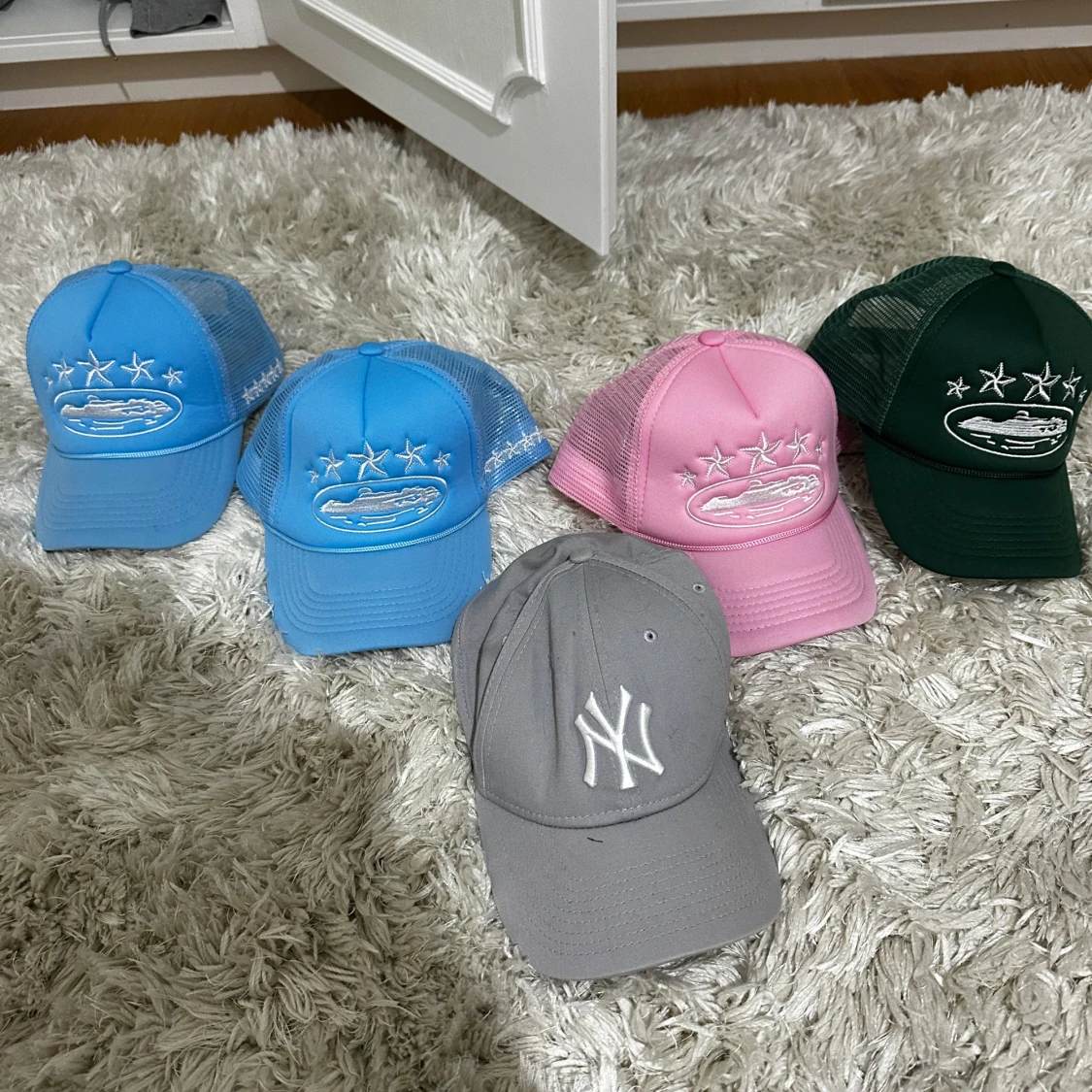 Färgglada kepsar och grå NY-keps