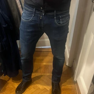 Replay anbass jeans 👖  - Snygga mörkblå jeans från Replay i storlek 30/34. (Jeansen har två väldigt små defekter, 1, slutet vid grenen gylfen på ett ställe. 2, lite smutsiga nedanför vänster byxficka på framsidan. Se sista bild för båda defekterna!