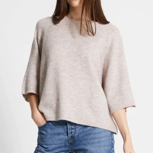 Beige stickad tröja med trekvartsärm - Oversized beige stickad tröja med trekvartsärmar i storlek XS. Är andvänd några gånger, men inga trådar som sticker ut eller liknande täcken på att den är andvänd. Säljs nytvättad! Original pris: 150kr