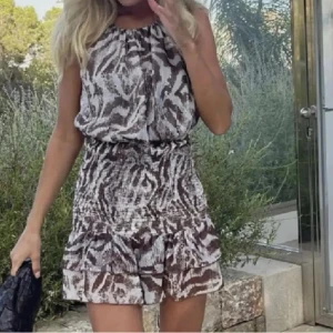Zebra klänning Zara  - Klänning från zara som köptes för ett tag sedan. Säljer då den bara blivit använd en gång. Inte mina bilder🩷🩷bara skriva vid funderingar och trycka på ”köp nu” för att köpa☺️
