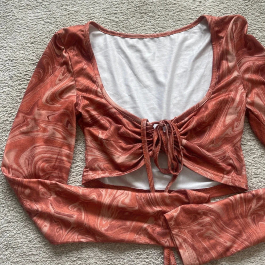 Croppad omlottopp i orange mönster - 1