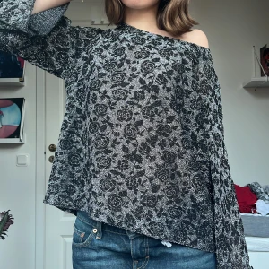 Glittrig topp  - Snygg glittrig långärmad topp köpt second hand!  Skriver storlek M men funkar även som s. Personen på bilden har storlek s på blusar! 