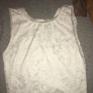 Vit spetsblus med blommigt mönster - Supersöt vit blus . Perfekt för dig som gillar romantisk och feminin stil. Lätt och luftig känsla, passar till både jeans och kjol. Den är öppen i ryggen bara spets på ryggen . Från Gina tricot 