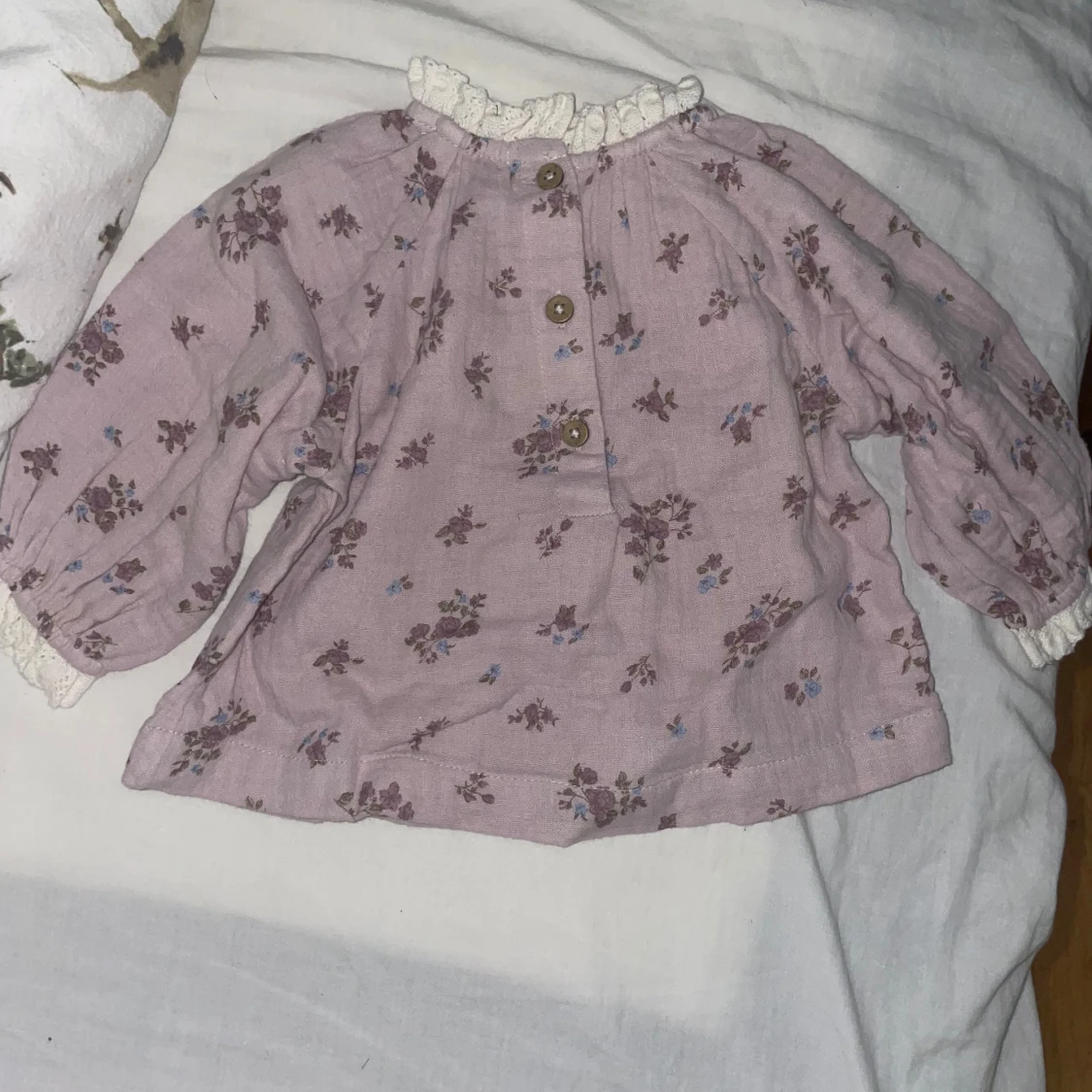 Ljuslila blommig bebis blus med spets