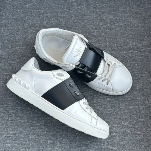Valentino Open | 41 - Valentino Open Sneakers | Grymt skick! | Original box, dustbag samt extra skosnören ingår! | Storlek 40.5 men passar 41 | INGA BYTEN | Fraktar spårbart eller möts upp i Täby