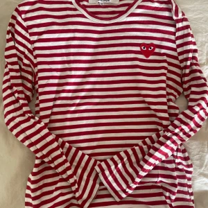 Tröja Comme des garcons play - Tröja från Comme des garcons play i storlek M. 